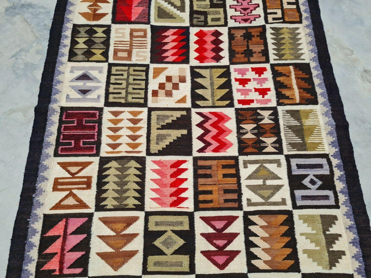 Iraqi Kilim Rug 4' x 5', Hand-Woven Wool, Cream, view 3